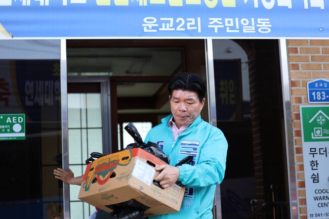 어르신들의 간식을 옮기고 있는 조덕호 후보 (사진 - 최동휘 기자)