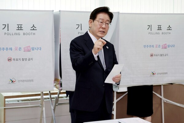이재명 대통령이 사전투표 첫날인 29일 서울 종로구 삼청동 주민센터에서 사전 투표 중 기표 도장 관련 문의를 하는 기이하고 위법성 높은 행동으로 유권자들을 짜증나게 하고 있다. 연합뉴스