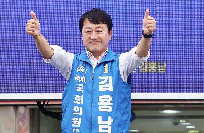 (평택=연합뉴스) 경기 평택을 국회의원 재선거에 출마한 더불어민주당 김용남 후보가 21일 경기도 평택시 안중시장 앞에서 열린 출정식에서 지지를 호소하고 있다.