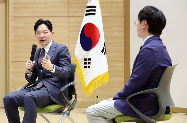 국민의힘 최수진 의원 주최로 24일 국회 의원회관에서 열린 '공소취소 찬반 토론회'에서 쌍방울 대북송금 사건을 수사했던 박상용 검사가 백광현 백브리핑 대표와 공소취소 제도의 문제점 및 대한민국 사법과 법치주의에 미치는 영향에 관한 얘기를 나누고 있다. (사진=연합뉴스)