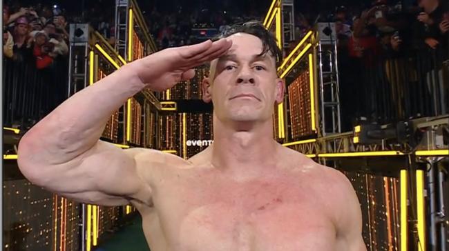 은퇴경기를 마친 후 팬들에게 경의를 표한 존 시나 (WWE 경기영상 갈무리)