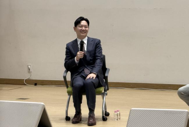 박상용 검사, 공소취소 토론회 등장… 관객 ‘기립박수’