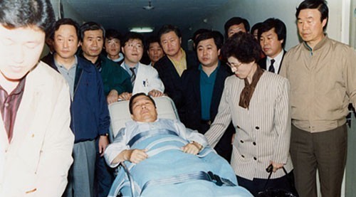 병원으로 이송되는 김대중 대통령. (사진: 김대중이희호기념사업회)