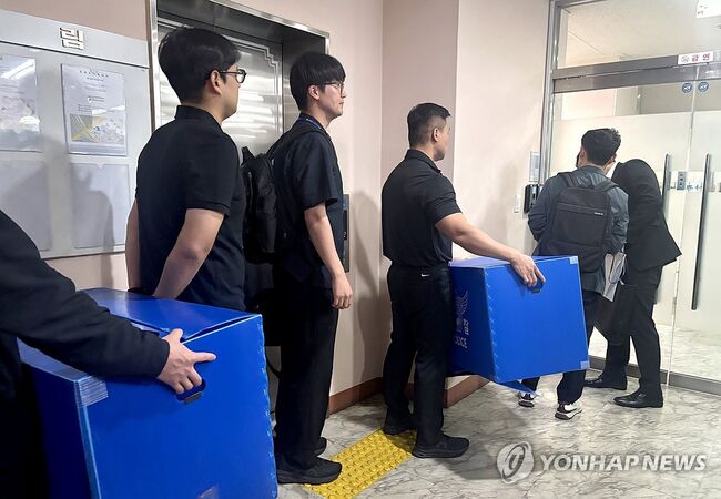 서울시 압수수색중인 경찰 (사진=연합뉴스)