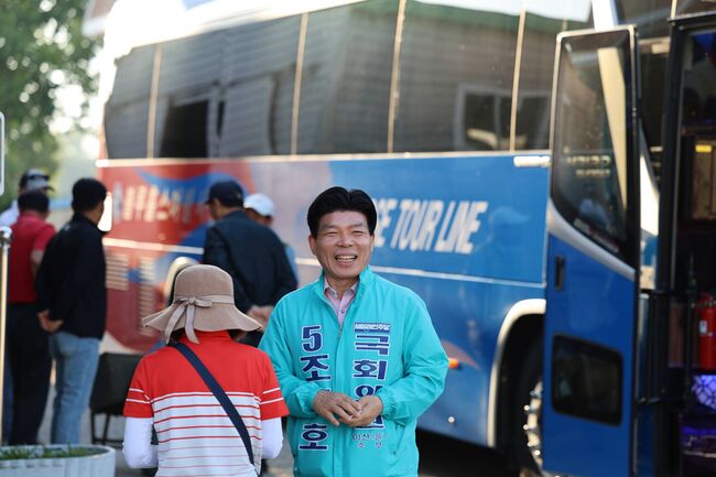 고속버스 앞에서 선거운동을 하고 있는 조덕호 후보 (사진 : 최동휘 기자)