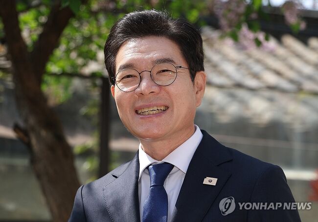 더불어민주당 정원오 서울시장 후보가 15일 서울 종로구 북촌 한 카페에서 열린 '찾아가는 서울 인터뷰'에서 미소짓고 있다. (서울=연합뉴스)