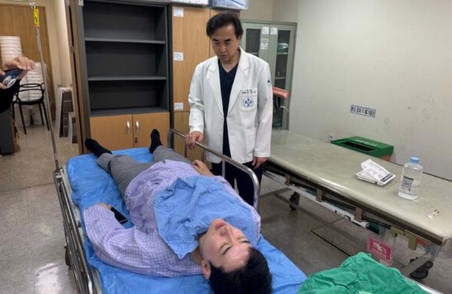 병실에 누워있는 정이한 후보 / 개혁신당 정이한 부산시장 후보 캠프 제공