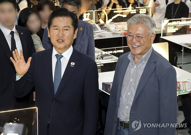 "따뜻하게 손 잡아주셨다"라고 했지만 사전상의없이 찾아간 정청래 전 대표 (사진=연합뉴스)
