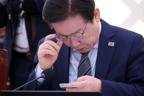 이재명 대표시절 국회에서 열린 외교통일위원회에서 휴대폰을 확인하고 있다. (사진-연합뉴스)