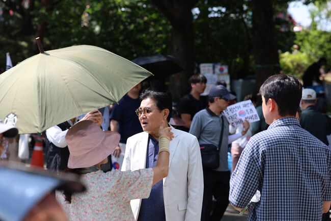 잠실개표소 주민들과 소통하는 전병헌 대표 (사진=새미래민주당 제공)