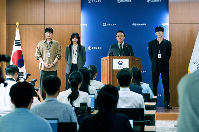 넷플릭스 드라마 <참교육> 은 가상의 교육부 내 부서인 '교권보호국' 을 중심으로 학교폭력 가해자들을 응징하는 내용을 다룬다. (사진: 넷플릭스)