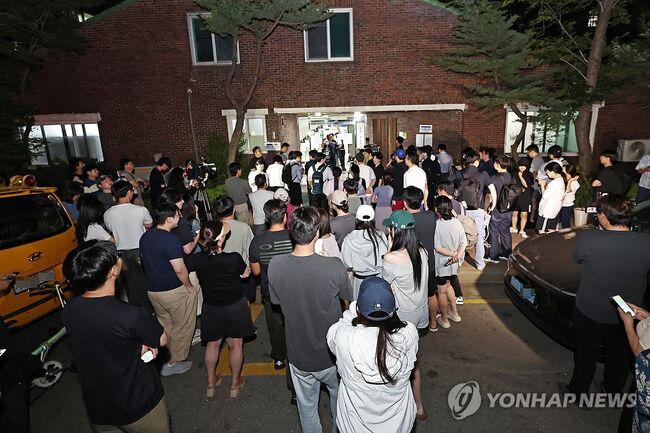 (서울=연합뉴스) 김인철 기자 = 6·3 지방선거 본투표일인 3일 투표용지 부족으로 투표시간이 오후 10시까지 연장된 서울 송파구 잠실7동 제2투표소 앞에 주민들이 모여 있다. 2026.6.3