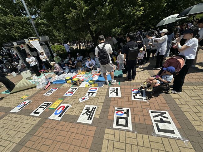 어린이들이 더위를 피하고 태극기 페인팅을 받을 수 있는 올공 유치원 (커뮤니티 갈무리)