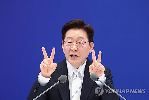 이재명 대통령이 8일 청와대 영빈관에서 열린 취임 1주년 기자회견에서 해맑게 웃고 있다 (사진:연합)