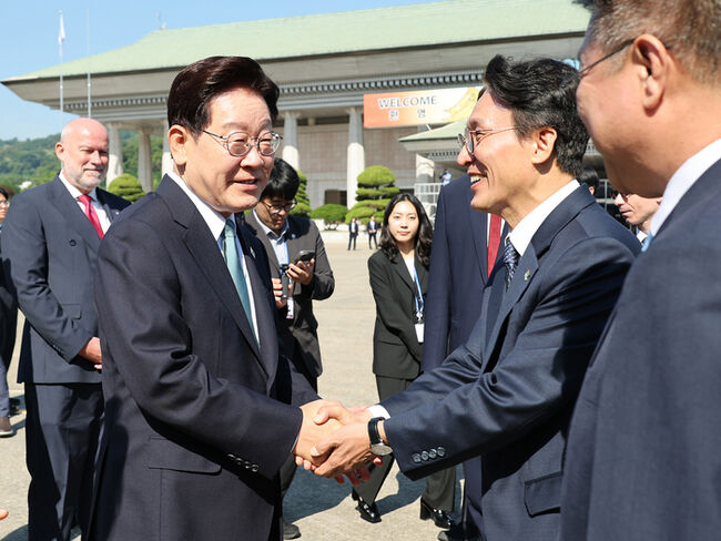 주요7개국(G7) 정상회의 참석과 유럽 순방을 위해 출국하는 이재명 대통령이 9일 성남 서울공항에서 환송 나온 김민석 국무총리와 인사하고 있다. [연합뉴스]