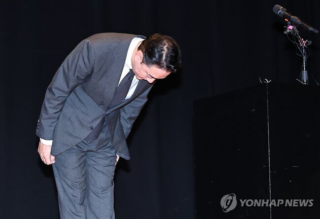 6월 15일, 대국민 사과에 나선 홍정도 중앙그룹 부회장. (사진: 연합뉴스)