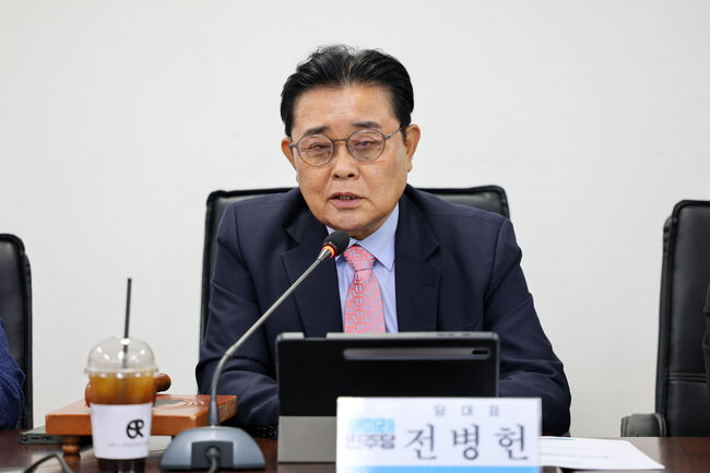 최고위원회의에서 모두발언중인 새미래민주당 전병헌 대표