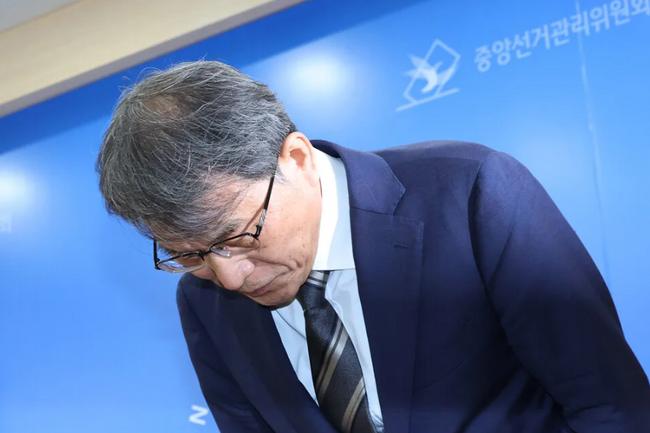 노태악 중앙선거관리위원장이 5일 경기 과천시 중앙선거관리위원회에서 투표용지 부족 사태에 대한 대국민 사과를 하고 있다. 연합뉴스