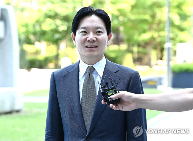 증인 출석하며 질문에 답하는 박상용 검사