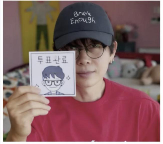 이번 지방선거 사전투표 인증을 게시한 이승환. 빨간색 옷을 착용했다. (사진: 이승환 인스타그램)
