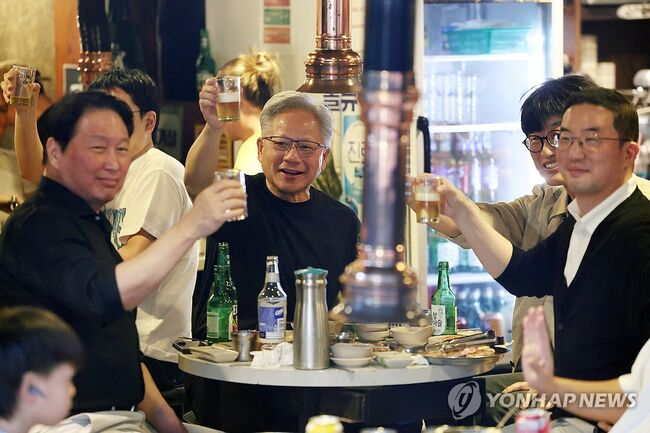 홍대의 삼겹살 식당에서 건배를 하는 최태원 회장, 젠슨 황, 이해진 의장, 구광모 회장. (사진: 연합뉴스)