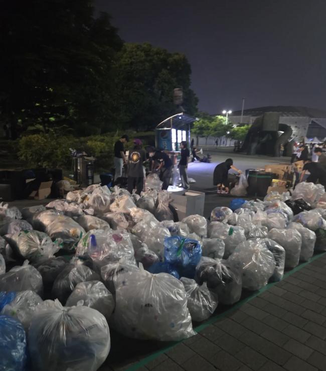 재활용 분리 수거는 시민 및 자원봉사자들에 의해 철저하게 이루어졌다 (커뮤니티 갈무리)