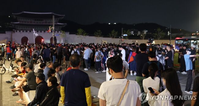 (서울=연합뉴스) 최재구 기자 = 6·3 지방선거 본투표일인 3일 밤 서울 광화문 광장에 투표용지 부족 사태에 항의하는 시민들이 모여 있다. 2026.6.3