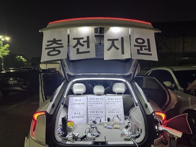 자신의 차량이 전기자동차임을 이용해 시민들에 충전을 지원하는 시민 (커뮤니티 갈무리)