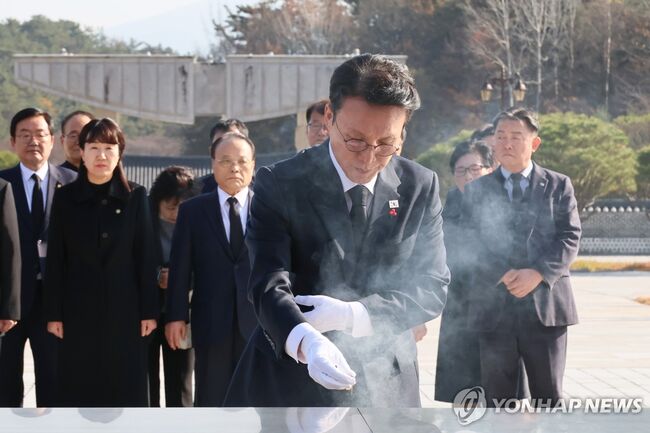 김민석 국무총리가 26일 광주 북구 국립5·18민주묘지를 찾아 참배하고 있다. 2025.11.26 (사진-연합뉴스)