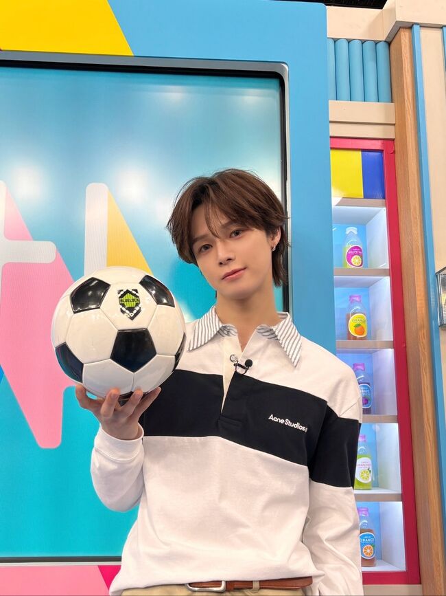 &TEAM의 멤버 케이(K)가 TBS 아침 프로그램 'LOVE IT!'에 출연해 축구공을 들여보이고 있다. @BLUELOCK_MOVIE
