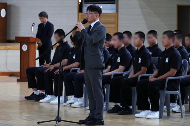 6일 오후 전남광주통합특별시 북구 광주제일고등학교 강당에서 이규연 광주일고 교장이 사과 방문한 서울 배제고등학교 야구부에게 발언하고 있다. 연합뉴스