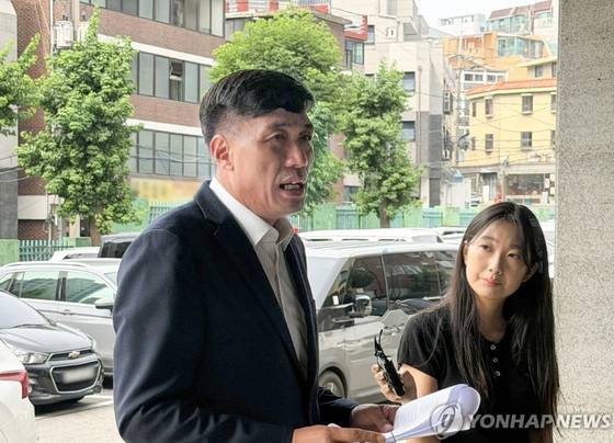 안규백 장관 고발인 조사 후 기자질의에 답하는 김영수 국방권익연구소장 (사진=연합)
