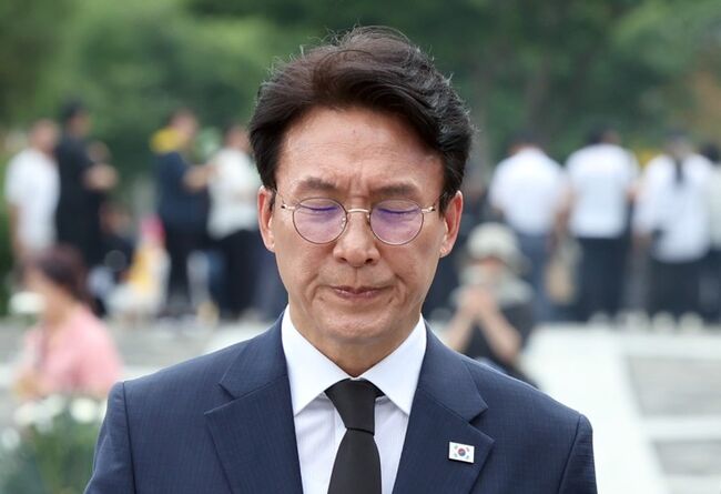 김민석 전 총리, 노무현 전 대통령 묘역 참배 (연합뉴스)