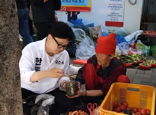 할머니의 찰밥을 나누어먹는 한동훈 (한동훈 유튜브 캡쳐)