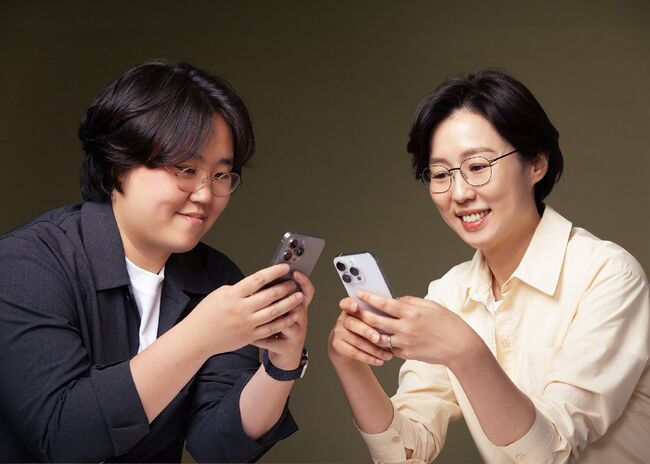 왼쪽부터 농민·여성노동주의 활동가 '향연'과 경남 MBC의 김현지 PD. = 김현지 PD의 X (@Jee9PD)