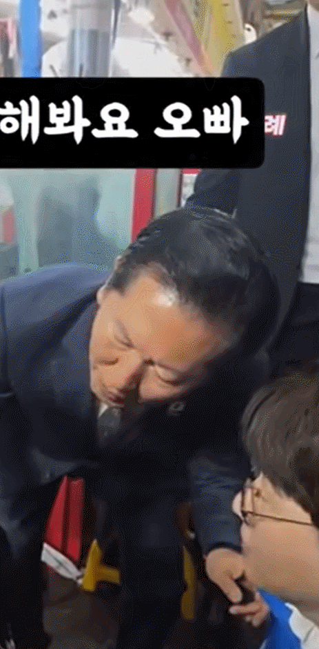 부산에서 2026 지방선거와 재보궐선거를 앞두고 유세에 나선 정청래 당시 더불어민주당 당대표와 하정우 북구갑 후보가 여자 아이에게 '오빠'라고 불러보라고 요구하고 있다. 국민의힘 성일종 의원 페이스북 갈무리.