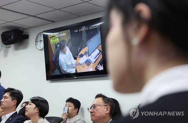 (서울=연합뉴스) 부산 돌려차기 피해자 김진주(가명)씨가 4일 국회 의원회관에서 무소속 한동훈 의원 주최로 열린 '보완수사권 폐지 지옥문이 열렸다' 토론회에서 영상을 시청하고 있다.
