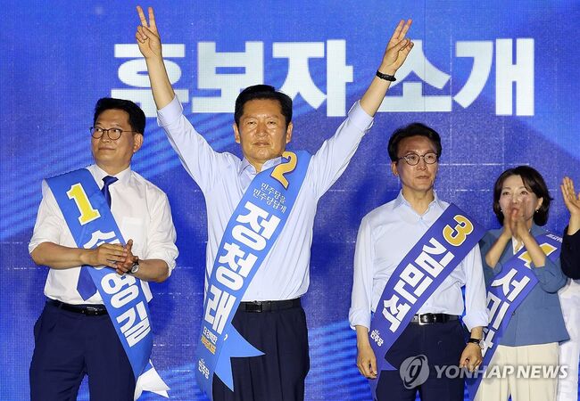 더불어민주당 정청래 당 대표 후보가 2일 부산 벡스코에서 열린 민주당 당대표·최고위원 순회경선 합동연설회에서 당원들을 향해 인사하고 있다. (부산 연합뉴스)