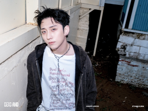 엑스디너리 히어로즈 미니 8집 'DEAD AND'의 컨셉 포토. © JYP엔터테인먼트.