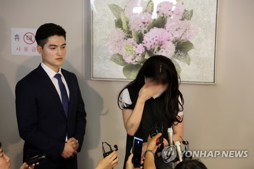 눈물 흘리는 부산 돌려차기 사건 피해자 (사진 연합뉴스)