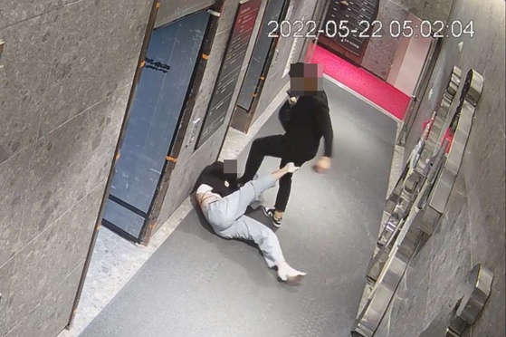 가해자가 피해자를 쓰러트리고 재차 폭력을 행사하는 장면 (유튜브 영상 갈무리)