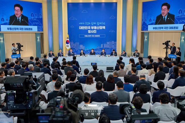 7.23일에 열린 부동산정책 토론회. 대통령의 분당 아파트 근저당 매각이 알려진 직후 열렸으나 관련된 질의응답은 없었다. (사진: 청와대)