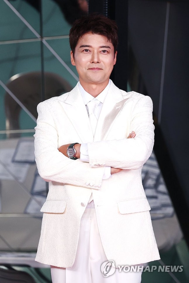 전현무가 7월 31일 영종도 파라다이스시티 호텔에서 열린 제5회 청룡시리즈어워즈 레드카펫 행사에 참석한 모습. © 연합뉴스