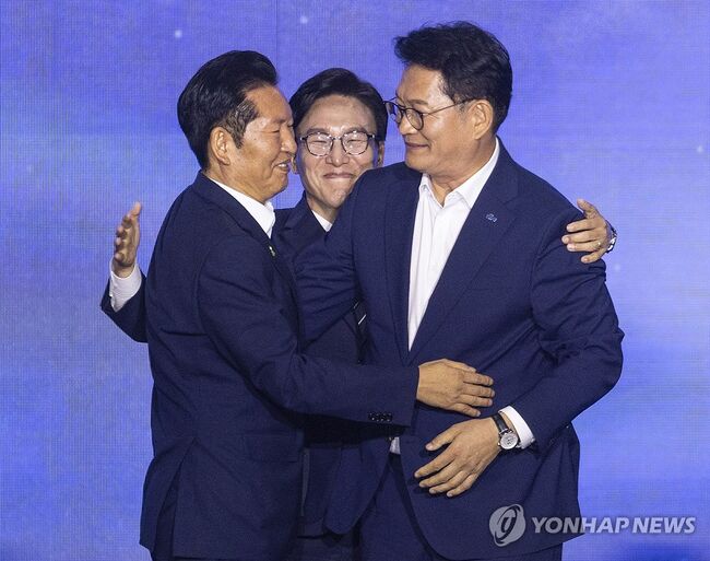 17일 대전컨벤션센터에서 열린 제 3회 더불어민주당 정기전당대회에서 당대표로 선출된 김민석 후보와 정청래, 송영길 후보가 포옹하고 있다. (사진: 연합뉴스)