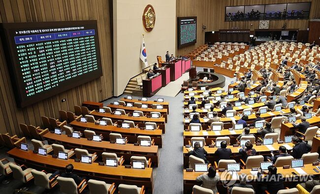 국회에서 12월 임시국회 본회의를 통해 정보통신망법 개정안이 더불어민주당 주도로 처리되고 있는 모습. © 2025.12.24., 연합뉴스.