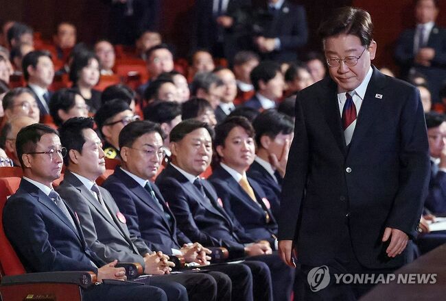 제81주년 광복절 경축식에 참석한 원내정당 대표들과 대통령의 모습. 당 대표는 왼쪽부터 더불어민주당 한병도 당대표 직무대행, 국민의힘 장동혁 대표, 조국혁신당 신장식 대표, 진보당 김종훈 대표, 개혁신당 이준석 대표. © 2026.8.15., 연합뉴스.
