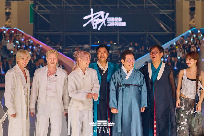 스트레이 키즈의 멤버들과 박진영 위원장, 이재명 대통령, 최휘영 문체부장관과 르세라핌의 홍은채가 다중문화교류위원회 출범식 단상 위에서 미소를 짓고 있다. 사진=대통령실.