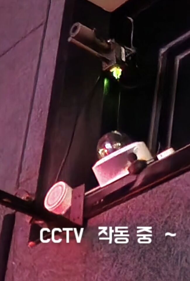 실제 CGV 영사기 주변에 설치된 적외선 CCTV 카메라. 출처=온라인 커뮤니티.