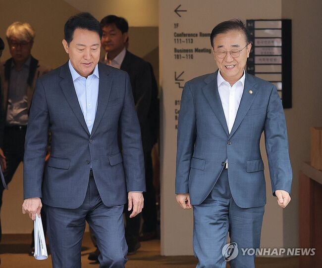 20일 용산공원 문제를 협의하기 위해 만난 김윤덕 국토부장관과 오세훈 서울시장. (사진: 연합뉴스)