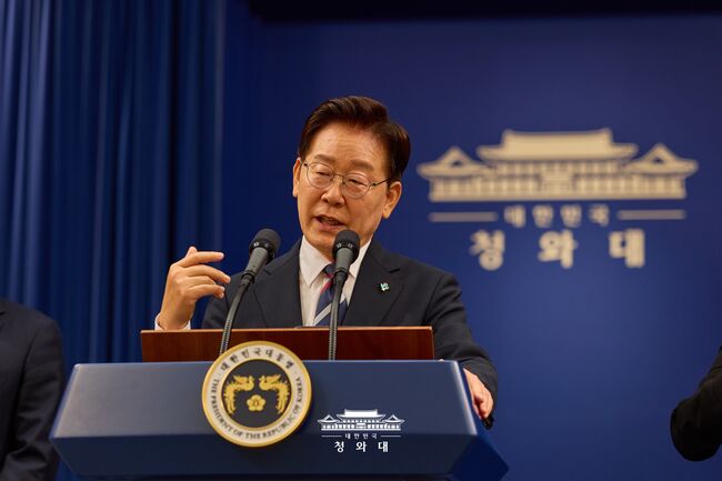 청와대 기자실에서 G7 순방성과를 브리핑하는 이재명 대통령. (사진: 청와대)
